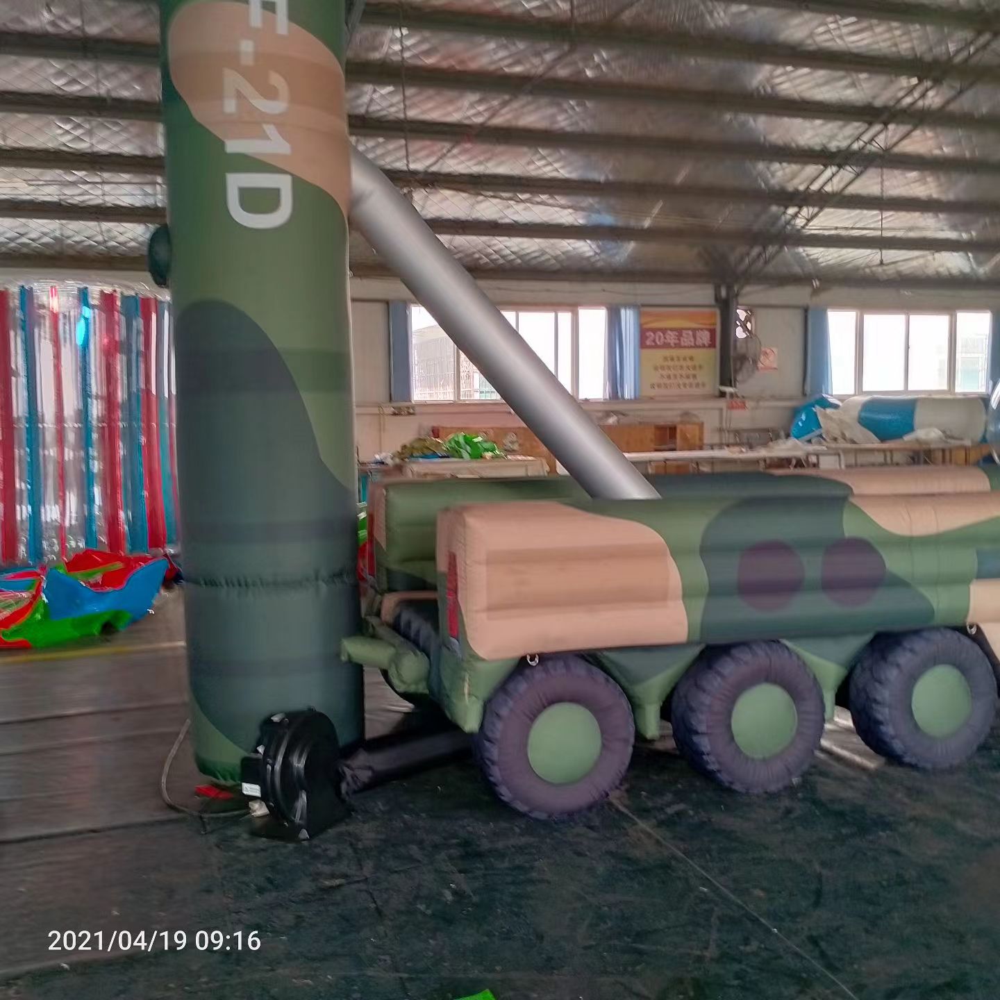 三台军事演习中的充气目标车辆：模拟发射车雷达车坦克飞机
